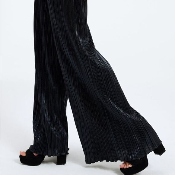 Good American Shine Plissé Pants in Black - Picture 3 of 4
